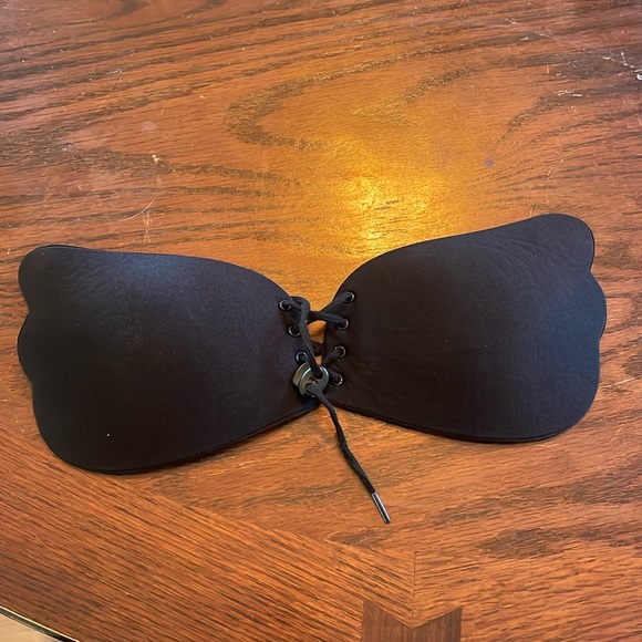 Black Clam Shell Strapless Bra - Picture 1 of 3